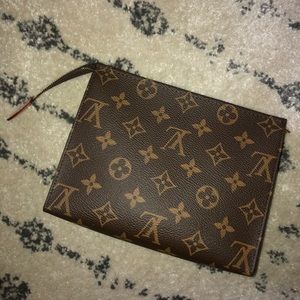 LV TOILETRY POUCH 19
